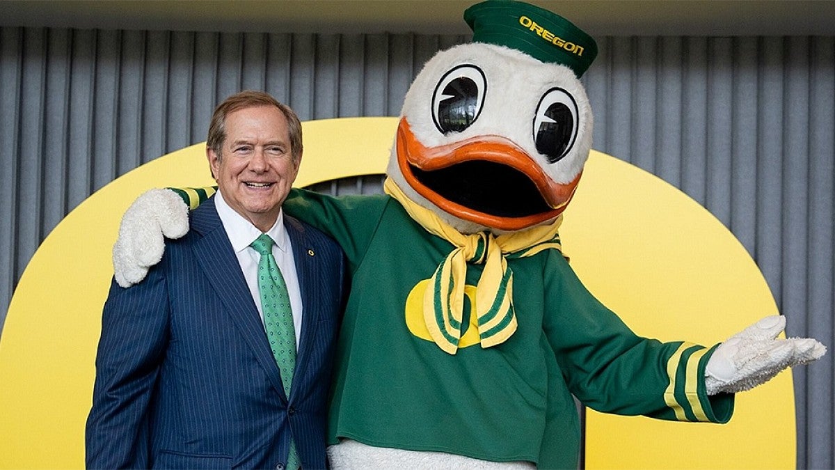jordan schnitzer poses with the Oregon Duck
